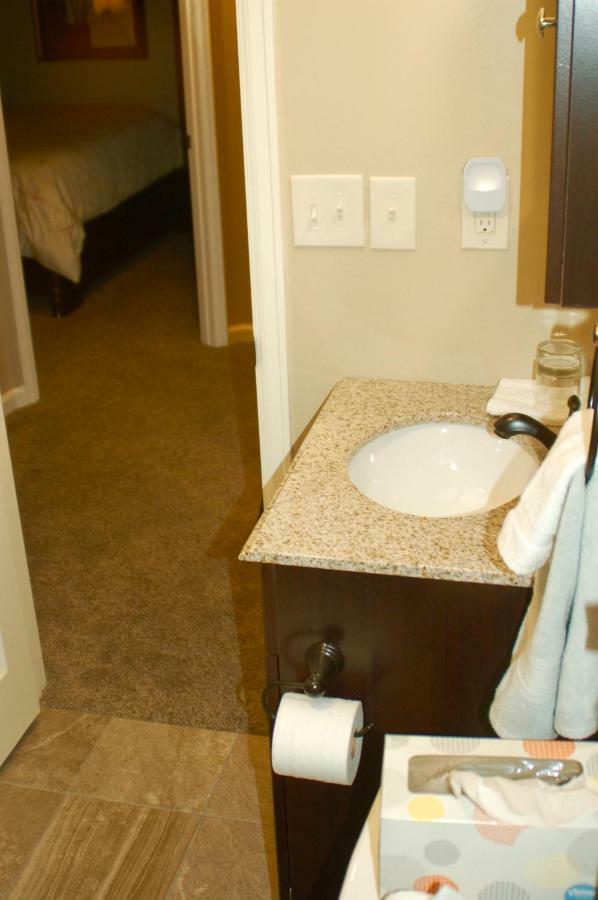 Blue Bear Den 3Br 2Ba Dtc Private Apt Hot Tub Екстер'єр фото