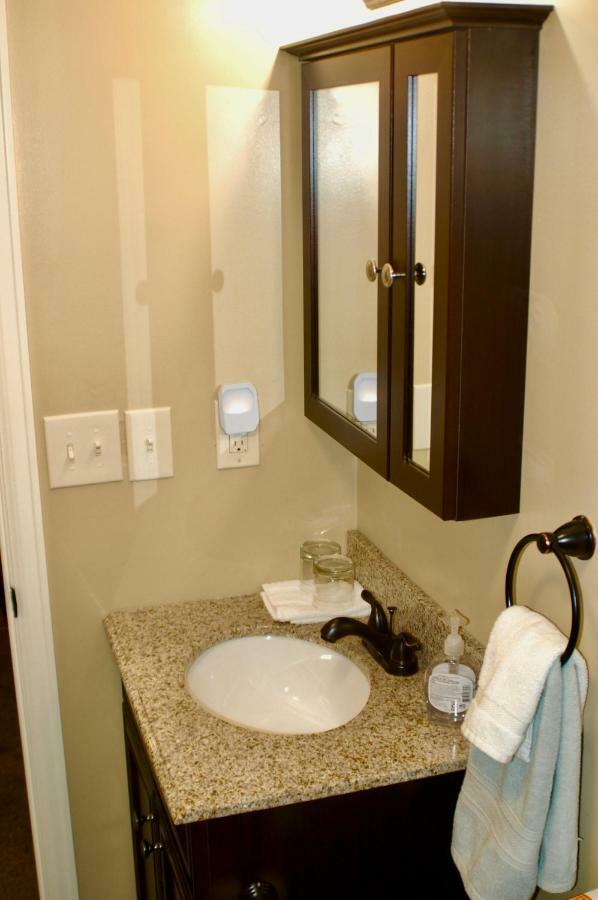 Blue Bear Den 3Br 2Ba Dtc Private Apt Hot Tub Екстер'єр фото